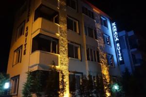 Karaca Suite, Tuzla