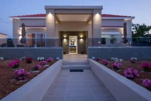 Luxury Villa Eva-Mari with jacuzzi, 50m from the beach, Kato Stalos