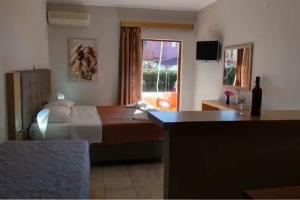 Katerina Hotel, Kanali