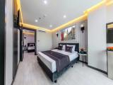 Deluxe Triple room with city view