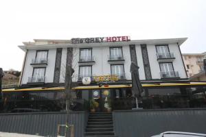 The Grey Hotel, Sakarya