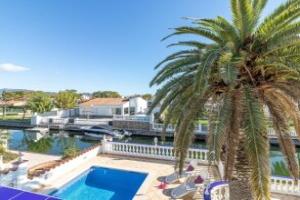 Holiday Home on a Canal With Private Swimming Pool and Mooring, Empuriabrava