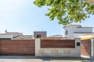 Modern Holiday Home On The Canal With Private Swimming Pool, Empuriabrava