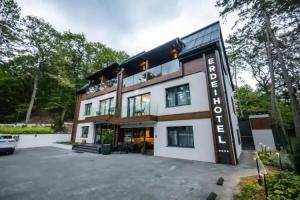 4evszak Erdeihotel, Matrafured