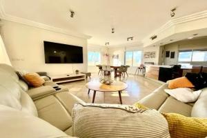 Luxurious Sea View 3BR Pool Spa and Gym Hotel, Tel Aviv