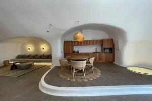 Victoria Caves Hotel, Messaria