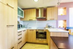 1b Beachront Pool & Gym apt - Ermitage beach Hotel, Limassol