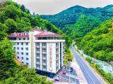 2 Bedrooms Standard Family room with mountain view