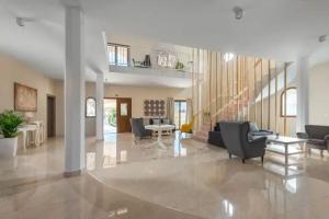 Evelyn Villa, Archangelos