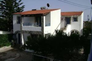 Chris Apartments, Marathokampos