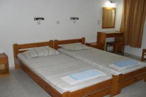 Chris Apartments, Marathokampos
