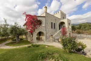 Entire Castle, Amazing Sea View and Swimming Pool, Kalamata