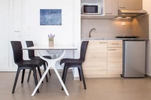 Evelyn Hotel, Stavros