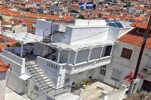 Gigi Rooms, Poros