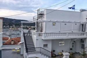 Gigi Rooms, Poros