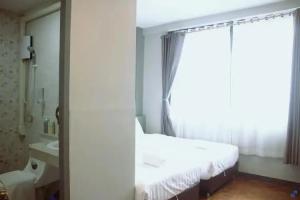 Lux Rooms Night Bazaar