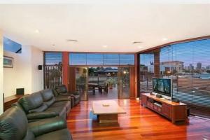 Chevron Oasis, Gold Coast