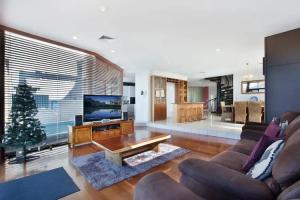 Chevron Oasis, Gold Coast