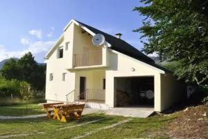 3 bedrooms chalet with enclosed garden and wifi at 2 km away from the slopes, Herceg Novi