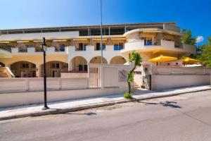 Neikos Mediterraneo Luxury Suites, Hanioti