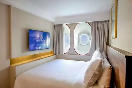 Queen Elizabeth 2 - 113