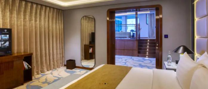 Queen Elizabeth 2 - 143