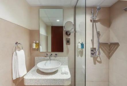 Queen Elizabeth 2 - 106