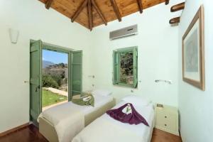Self-catering luxury stone holiday villa with infinity pool and panoramic view, Gythio