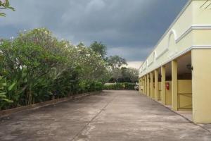 Country Inn, Si Maha Phot