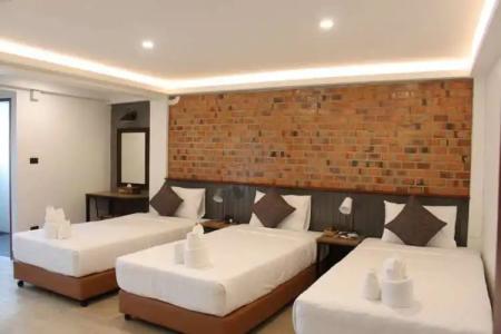 The Old City Wall Inn - 212