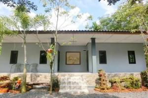 Big House Resort, Trat