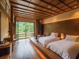 2 Bedrooms Grand room with mountain view