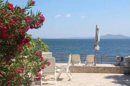 ada-art guesthouse design rooms next to beach - 14