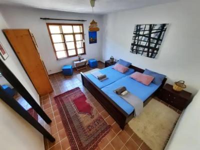 ada-art guesthouse design rooms next to beach - 3