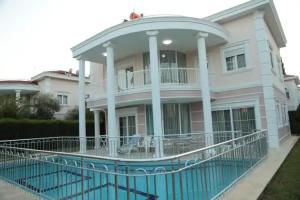 Villa Aslam, Kadriye Mahallesi 236 Sokak No: 1-4 Tolerance Golf Sitesi C-1 Blok, Serik, Antalya, Belek