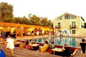 Victoria Hotel and Lounge, Foca