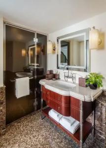 Maxwell Reserve Singapore, Autograph Collection - 5