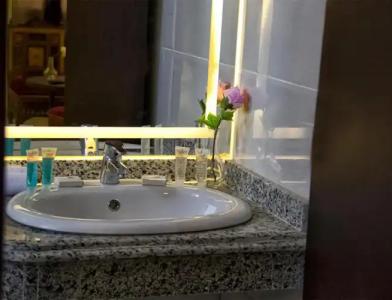 PYRAMIDS TOWER Inn - 35