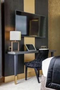 Niepce Paris, Curio Collection By Hilton - 104