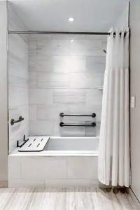 HALL Arts Dallas, Curio Collection by Hilton - 79