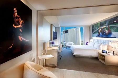 HALL Arts Dallas, Curio Collection by Hilton - 90