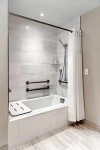 HALL Arts Dallas, Curio Collection by Hilton - 80