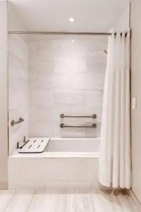 HALL Arts Dallas, Curio Collection by Hilton - 63