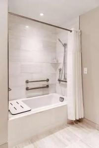 HALL Arts Dallas, Curio Collection by Hilton - 64