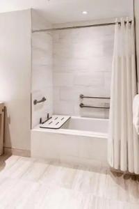 HALL Arts Dallas, Curio Collection by Hilton - 65