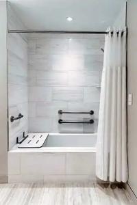 HALL Arts Dallas, Curio Collection by Hilton - 86