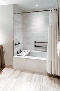 HALL Arts Dallas, Curio Collection by Hilton - 88