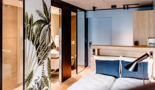 THE FLAG West M. - 77