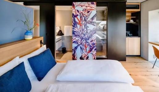 THE FLAG West M. - 92