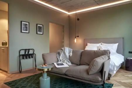 Gekko House Frankfurt, a Tribute Portfolio - 153